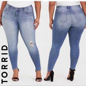 TORRID High Rise Bombshell Skinny Jeans Distressed Light Stonewash Size 16 SHORT